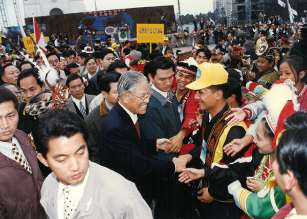 李總統登輝先生參加行政院原住民委員會成立週年慶祝會及世界原住民文化藝術節時與各族代表握手致意-李登輝總統活動照片冊-MOFA109179CF-2020-12-PH00170-023