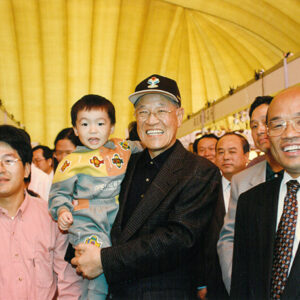 李總統登輝先生參觀鶯歌陶瓷嘉年華會時抱起隨家長參觀之兒童並與之合影-李登輝總統活動照片冊-MOFA109179CF-2020-12-PH00170-036