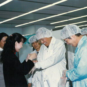 李總統登輝先生參觀新竹科學園區臺灣積體電路公司前換上防塵衣-李登輝總統活動照片冊-MOFA109179CF-2020-12-PH00170-039