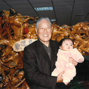 李總統登輝先生於苗栗銅鑼東山好餐廳與抱起之嬰兒合影-李登輝總統活動照片冊-MOFA109179CF-2020-12-PH00170-040