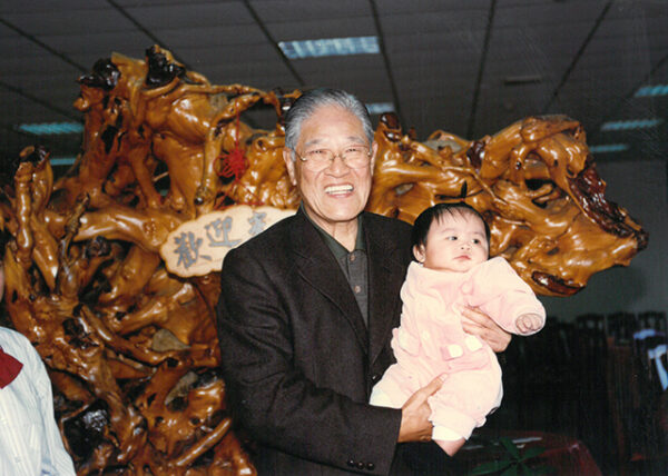 李總統登輝先生於苗栗銅鑼東山好餐廳與抱起之嬰兒合影-李登輝總統活動照片冊-MOFA109179CF-2020-12-PH00170-040