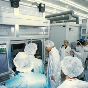 李總統登輝先生換上防塵衣參觀新竹科學園區臺灣積體電路公司晶圓廠-李登輝總統活動照片冊-MOFA109179CF-2020-12-PH00170-042