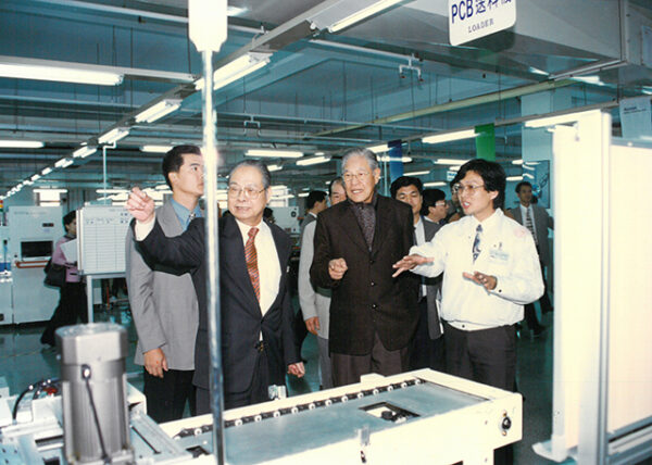 李總統登輝先生參觀全世界網路卡產量第一的智邦科技公司-李登輝總統活動照片冊-MOFA109179CF-2020-12-PH00170-043