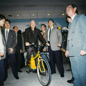 李總統登輝先生參觀中大甲巨大機械公司試騎該公司生產之自行車-李登輝總統活動照片冊-MOFA109179CF-2020-12-PH00170-045