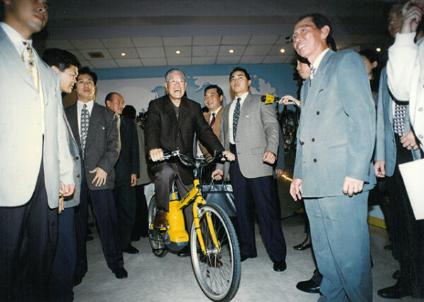 李總統登輝先生參觀中大甲巨大機械公司試騎該公司生產之自行車-李登輝總統活動照片冊-MOFA109179CF-2020-12-PH00170-045