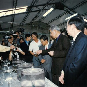 李總統登輝先生赴臺南七股台灣省水產試驗所臺南分所參觀漁業養殖技術的研發成果-李登輝總統活動照片冊-MOFA109179CF-2020-12-PH00170-054