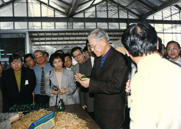 李總統登輝先生參觀臺南市台灣糖業研究所，仔細觀賞該所種植之蘭花-李登輝總統活動照片冊-MOFA109179CF-2020-12-PH00170-056