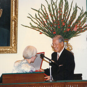 李總統登輝先生於總統府接受美國愛荷華大學校長柯曼頒贈傑出國際領袖獎-李登輝總統活動照片冊-MOFA109179CF-2020-12-PH00170-057