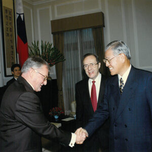 李總統登輝先生接見美戰略安全事務考察團裴利(右三)博士等人-李登輝總統活動照片冊-MOFA109179CF-2020-12-PH00170-067