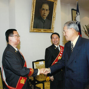 李總統登輝先生接見八十六年全國消防及義消楷模徐金山等人-李登輝總統活動照片冊-MOFA109179CF-2020-12-PH00170-069