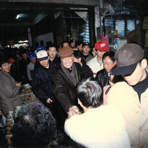 李總統登輝先生參觀環南市場向民眾拜早年-李登輝總統活動照片冊-MOFA109179CF-2020-12-PH00170-072