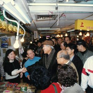 李總統登輝先生參觀南門市場與民眾握手致意-李登輝總統活動照片冊-MOFA109179CF-2020-12-PH00170-073