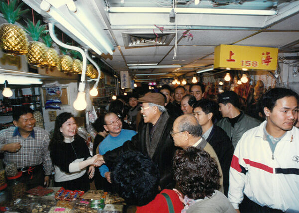 李總統登輝先生參觀南門市場與民眾握手致意-李登輝總統活動照片冊-MOFA109179CF-2020-12-PH00170-073