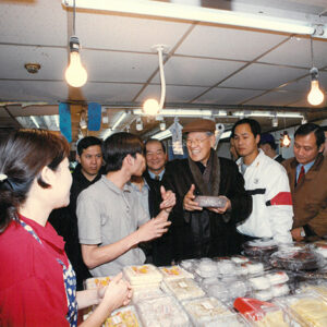 李總統登輝先生參觀南門市場並採購年貨-李登輝總統活動照片冊-MOFA109179CF-2020-12-PH00170-074