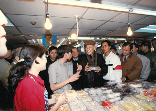 李總統登輝先生參觀南門市場並採購年貨-李登輝總統活動照片冊-MOFA109179CF-2020-12-PH00170-074