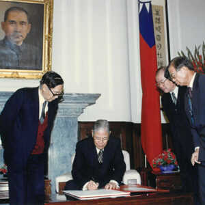 李總統登輝先生簽署世界人權宣言五十週年「站出來簽名」活動-李登輝總統活動照片冊-MOFA109179CF-2020-12-PH00170-086