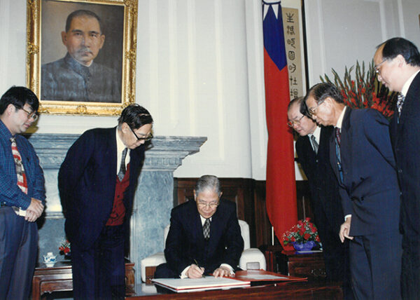 李總統登輝先生簽署世界人權宣言五十週年「站出來簽名」活動-李登輝總統活動照片冊-MOFA109179CF-2020-12-PH00170-086