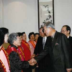 李總統登輝先生接見八十七年傑出專業農民曾金桂等人-李登輝總統活動照片冊-MOFA109179CF-2020-12-PH00170-090