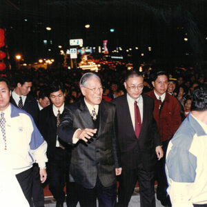 李總統登輝先生參觀「十里燈河」（仁愛公園）-李登輝總統活動照片冊-MOFA109179CF-2020-12-PH00170-092