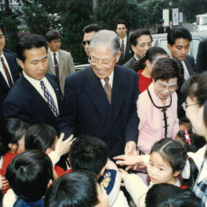 李總統登輝先生伉儷觀賞洪瑞麟逝世週年展前與參觀民眾握手問好-李登輝總統活動照片冊-MOFA109179CF-2020-12-PH00170-094