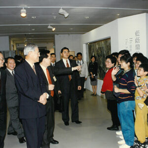李總統登輝先生伉儷觀賞藍蔭鼎繪畫世界-真善美聖時向參觀民眾問候-李登輝總統活動照片冊-MOFA109179CF-2020-12-PH00170-095