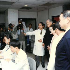 李總統登輝先生伉儷巡視台北榮民總醫院了解有關神怪醫學及認知科學的研究進度-李登輝總統活動照片冊-MOFA109179CF-2020-12-PH00170-096