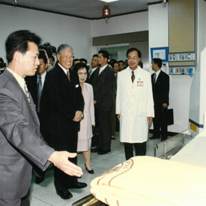 李總統登輝先生伉儷巡視台北榮民總醫院了解有關神怪醫學及認知科學的研究進度-李登輝總統活動照片冊-MOFA109179CF-2020-12-PH00170-097