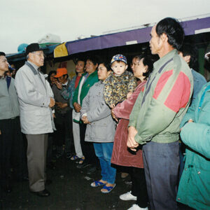 李總統登輝先生訪視三鶯橋下原住民部落，瞭解原住民生活困境-李登輝總統活動照片冊-MOFA109179CF-2020-12-PH00170-105