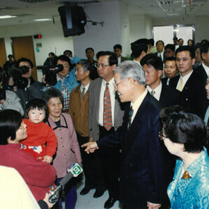 李總統登輝先生伉儷巡視恩主公醫院，問候看病之民眾-李登輝總統活動照片冊-MOFA109179CF-2020-12-PH00170-113