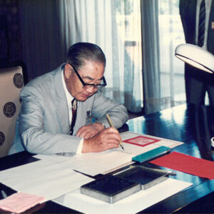 簽署主席當選證書-李總統照片冊及十三全會照片-MOFA109179CF-2020-12--PH00001-024