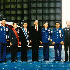 李總統登輝先生與參與研製設計「經國號」戰機有功人員合影-李總統照片冊及十三全會照片-MOFA109179CF-2020-12--PH00001-066