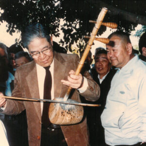 總統訪問彰化縣福興鄉大崙社區與老人閒話家常並接過66歲李振南胡琴把玩一番-李總統就職後照片樣本-MOFA109179CF-2020-12--PH00002-007