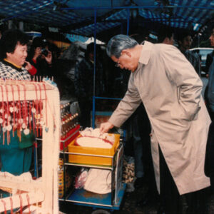 巡視宜蘭五峰埔時觀看土產-李總統就職後照片樣本-MOFA109179CF-2020-12--PH00002-031