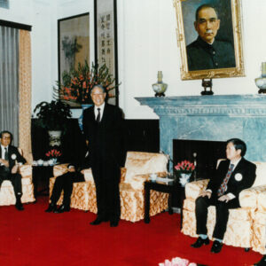 接見七十七年工程獎得獎人-李總統照片冊-MOFA109179CF-2020-12--PH00003-115