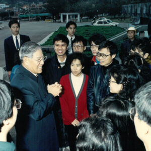 與青年學生交談合影-李總統照片冊-MOFA109179CF-2020-12--PH00005-017