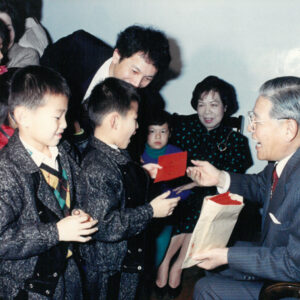 回三芝家鄉過年分送晚輩壓歲錢-李總統照片冊-MOFA109179CF-2020-12--PH00005-029