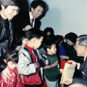 回三芝家鄉過年分送晚輩壓歲錢-李總統照片冊-MOFA109179CF-2020-12--PH00005-030