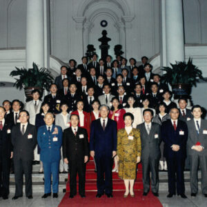 茶會招待優秀青年及中小學科學展得獎人合影-李總統照片冊-MOFA109179CF-2020-12--PH00005-087