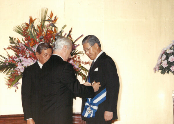 總統與宏都拉斯總統阿斯柯納先生互贈勳章-李總統照片冊-MOFA109179CF-2020-12--PH00005-102