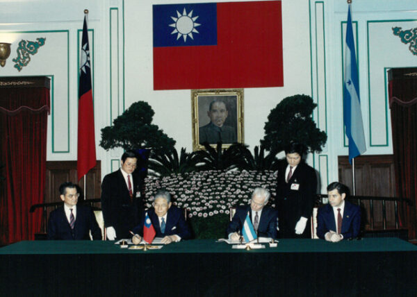 中宏兩國總統簽署友好協定-李總統照片冊-MOFA109179CF-2020-12--PH00005-106