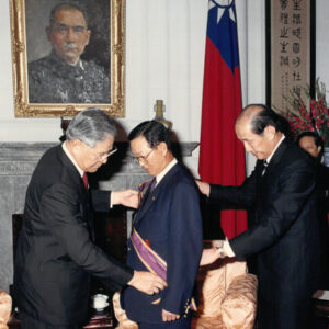 總統授勛韓國財務部長李揆成-李總統照片冊-MOFA109179CF-2020-12--PH00006-016