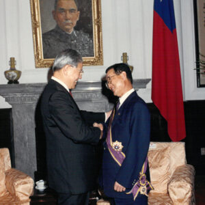 總統授勛韓國財務部長李揆成-李總統照片冊-MOFA109179CF-2020-12--PH00006-017