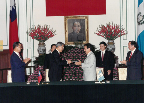 總統與瓜地馬拉總統席瑞索簽署聯合公報-李總統照片冊-MOFA109179CF-2020-12--PH00006-060