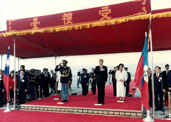 總統迎接海地軍政府主席艾芙瑞夫婦訪華-李總統照片冊-MOFA109179CF-2020-12--PH00007-012