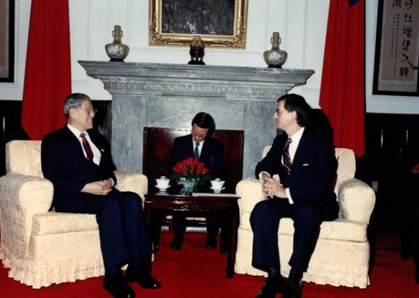 於總統府接見巴拉圭共和國新任駐韓大使暨索拉諾羅培士呈遞到任國書-李總統照片冊-MOFA109179CF-2020-12--PH00007-069