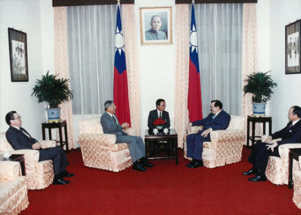 總統接見多明尼加大使羅伯斯於總統府-李總統照片冊-MOFA109179CF-2020-12--PH00008-149
