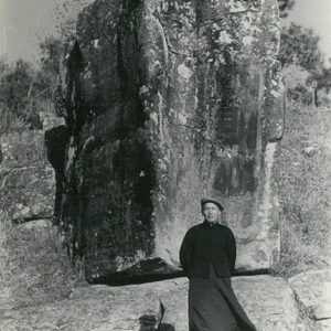 四明山心 四明山 四明山在浙江省鄞縣西南。據一清一統志載：『山由天台山發脈，向東北一百三十里，湧為二百二十峯；中有三十六峯，綿亘奉化、慈谿、鄞縣、上虞、嵊縣、甯海諸縣境。上有方石，四面如牕，通日月星宿之光，故曰四明山。』宋代以後，四明(卽舊甯波府屬各縣)名儒輩出。陸象山四大弟子：舒璘、沈煥、袁爕、楊簡，世稱四明先生。舒璘卽奉化人。-照片冊-MOFA109179CF-2020-12-PH00011-007