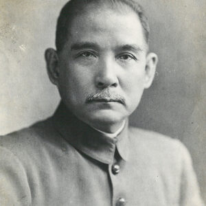 國父孫中山先生遺像 受知於 國父 民國前二年 總統加入同盟會後的第三年， 國父從檀香山囘日本， 總統初謁 國父，兩位大革命家首次見面。這歷史性的一慕，決定了此後中國的命運。當 總統謁見 國父時， 國父對他談革命政策和軍事計劃，覺得 總統是一個非常有為的青年，其長處在踏實而不浮誇。一次， 國父和陳英士先生談及 總統的為人，國父歛容說：「他是我們黨中的優秀分子，是一位革命的實行家。」 總統三十一歲時（民國六年）在上海聯絡甯紹各地同志，圖清除袁世凱餘孽。曾擬對北軍作戰計劃，及對閩浙作戰計劃，規劃周詳，獻於 國父。這年夏天， 國父因南方同志的擁戴，就任海陸空軍大元帥，電召 總統到廣東，翊贊戎機。民國八年七月， 總統擬辭去軍職，赴歐美考察， 國父不許，留他在國內助理軍事。民國九年 總統擬具粵軍作戰計劃， 國父函獎有加。民國十年九月， 總統至廣州謁國父，商出師北伐事宜。民國十一年， 總統奉國父電召赴桂林大本營，計議北伐。從此 國父對 總統倚畀益深。-照片冊-MOFA109179CF-2020-12-PH00011-014