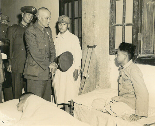總統在前線某傷兵醫院慰問傷患戰士-照片冊-MOFA109179CF-2020-12-PH00011-017
