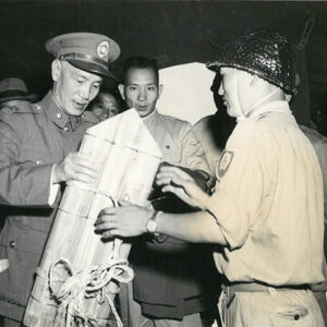 總統檢視前線將士自製之心戰俘筒-照片冊-MOFA109179CF-2020-12-PH00011-018